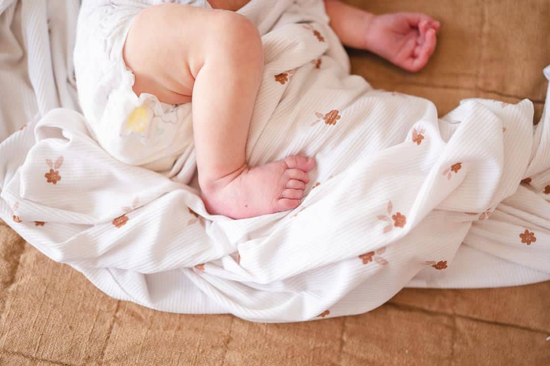 Bamboo Stretch Swaddle - Fleur: Swaddle + Bow Hat