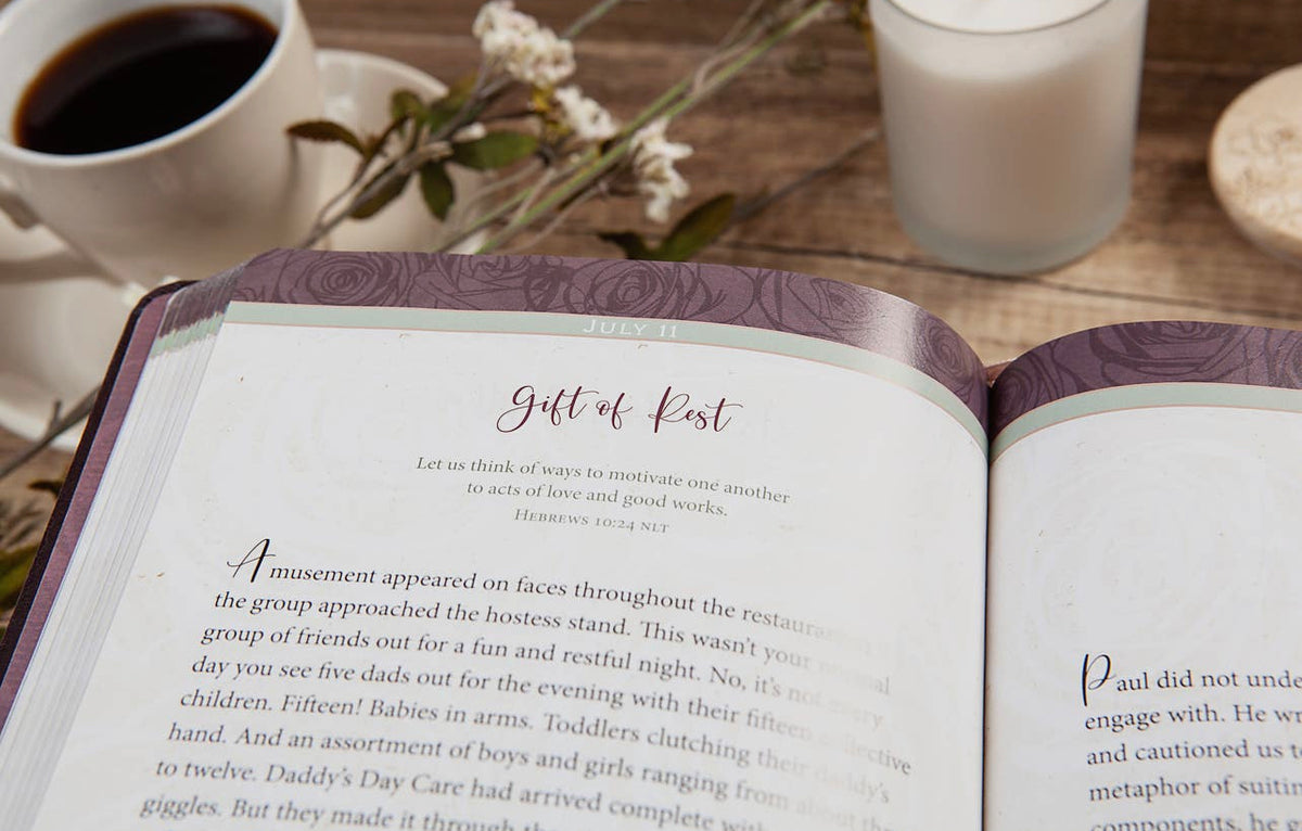 Daily Strength for Women (Faux Leather Devotional)